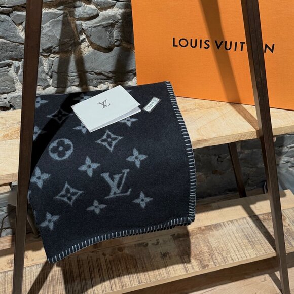 Louis Vuitton Neo Monogram Eclipse Black Wool Blend Blanket - Picture 10 of 10